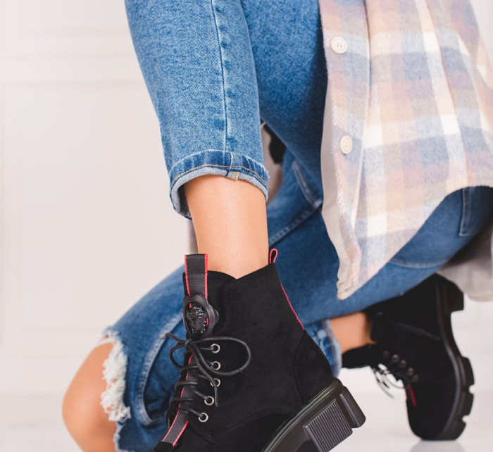 Praktické  kotníčkové boty dámské černé na plochém podpatku