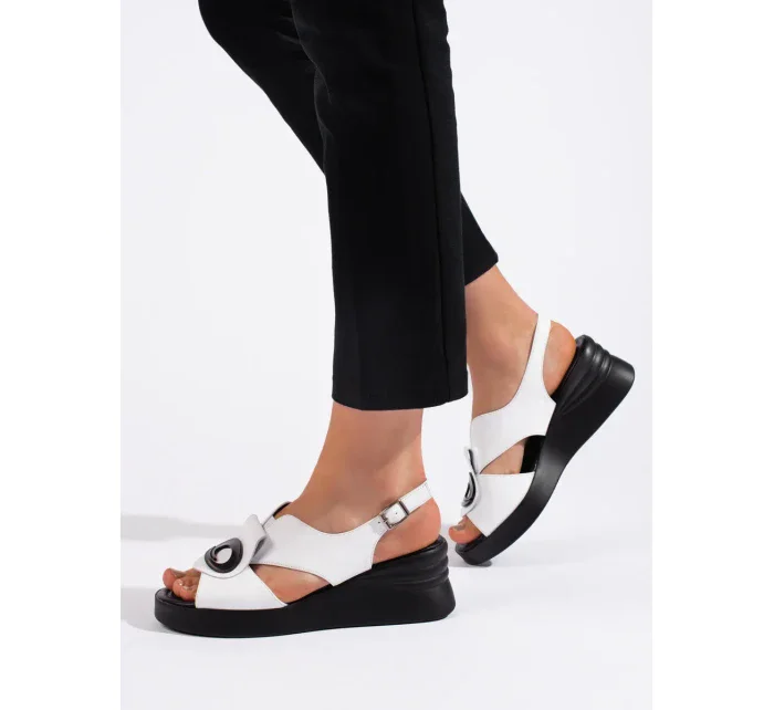 Pěkné bílé dámské  sandály na klínku