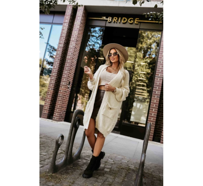 Módní oversize svetr s ozdobnou broží a kapsami béžový model 21322456 - numoco basic