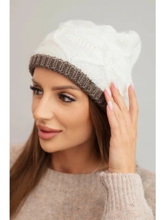 Dámská zimní čepice z vlny s proplétaným vzorem K443 ecru