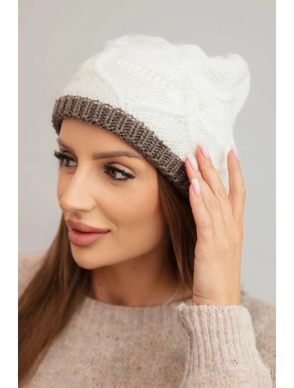 Dámská zimní čepice z vlny s proplétaným vzorem K443 ecru Dámská zimní čepice z vlny s proplétaným vzorem K443 ecru