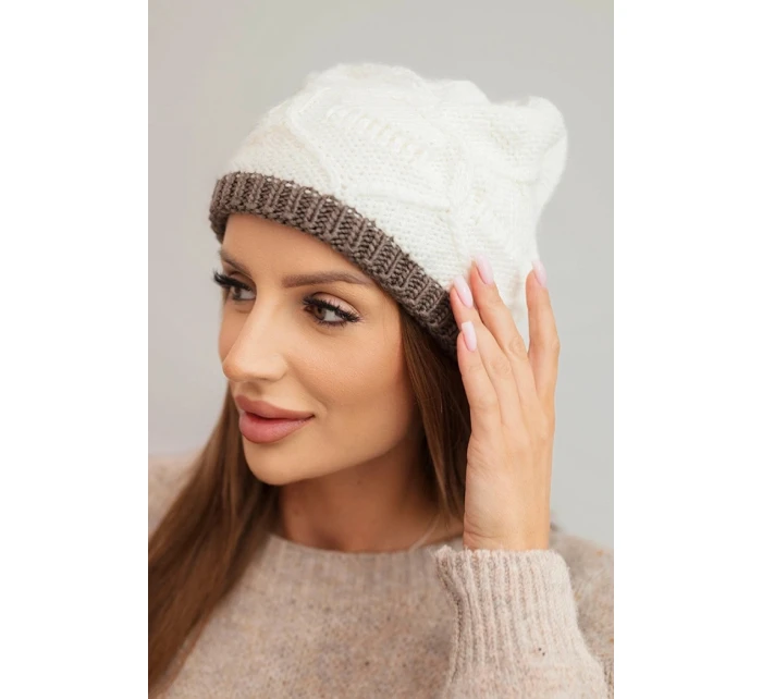 Dámská zimní čepice z vlny s proplétaným vzorem K443 ecru Dámská zimní čepice z vlny s proplétaným vzorem K443 ecru