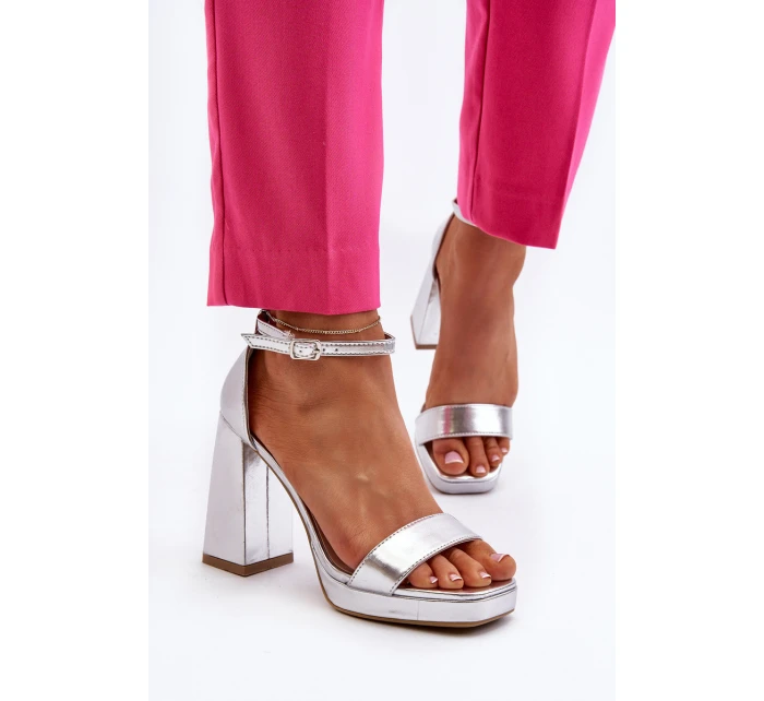 Moderní zamszové sandálky na čtvercovém podpatku stříbrné Merila Moderní zamszové sandálky na čtvercovém podpatku stříbrné Merila
