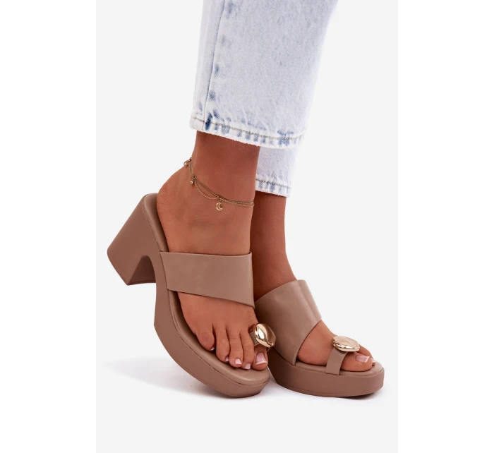 Dámské nazouváky na sloupkovém podpatku se zlatým detailem tmavě béžové model 22037686 - Boto