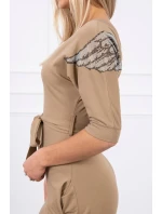 Šaty s křídly na ramenou velbloudí