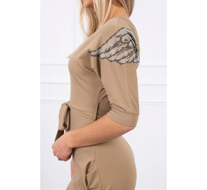 Šaty s křídly na ramenou velbloudí