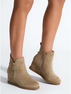 Pěkné hnědé kotníčkové boty dámské na klínku