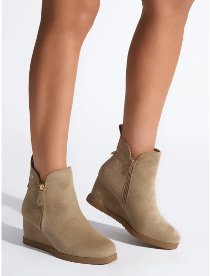 Pěkné hnědé kotníčkové boty dámské na klínku Pěkné hnědé kotníčkové boty dámské na klínku