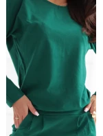 Teplákové šaty s dlouhým rukávem a kapsami střih s výstřihem na zádech zelené model 21303434 - numoco Teplákové šaty s dlouhým rukávem a kapsami střih s výstřihem na zádech zelené model 21303434 - numoco