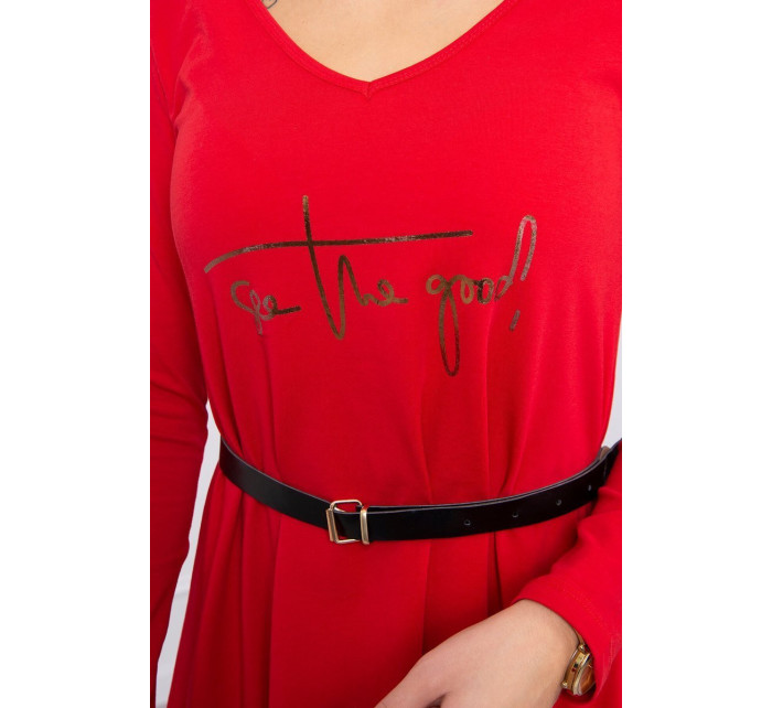 Šaty s ozdobným páskem a červeným nápisem