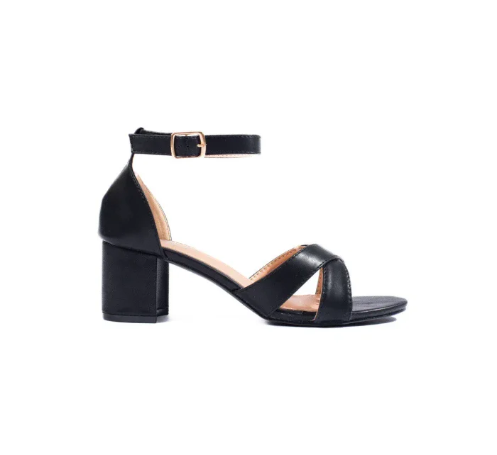 Pěkné černé dámské  sandály na širokém podpatku