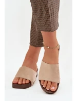 Dámské nazouváky na plochém podpatku se zlatými přezkami Béžové model 21919209 - EVENTO