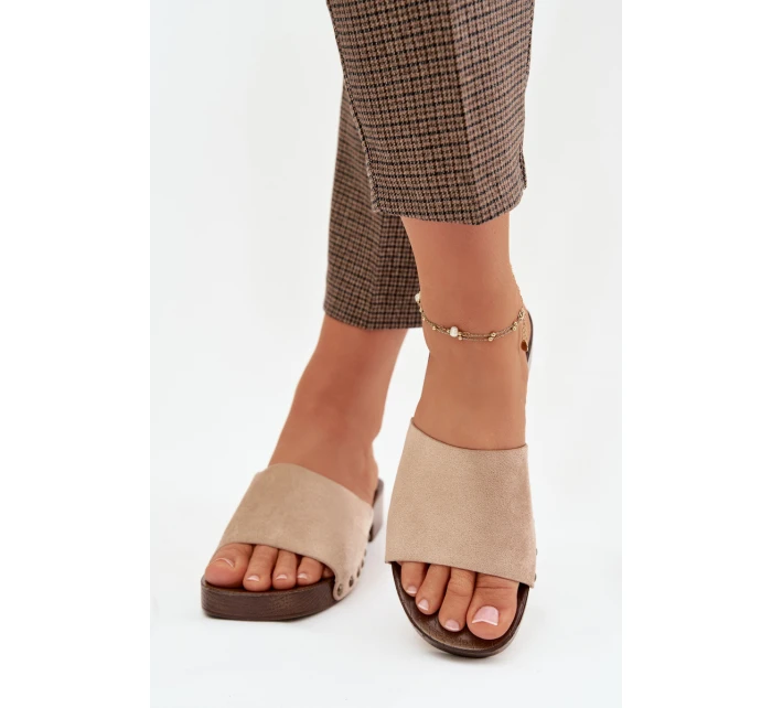 Dámské nazouváky na plochém podpatku se zlatými přezkami Béžové model 21919209 - EVENTO