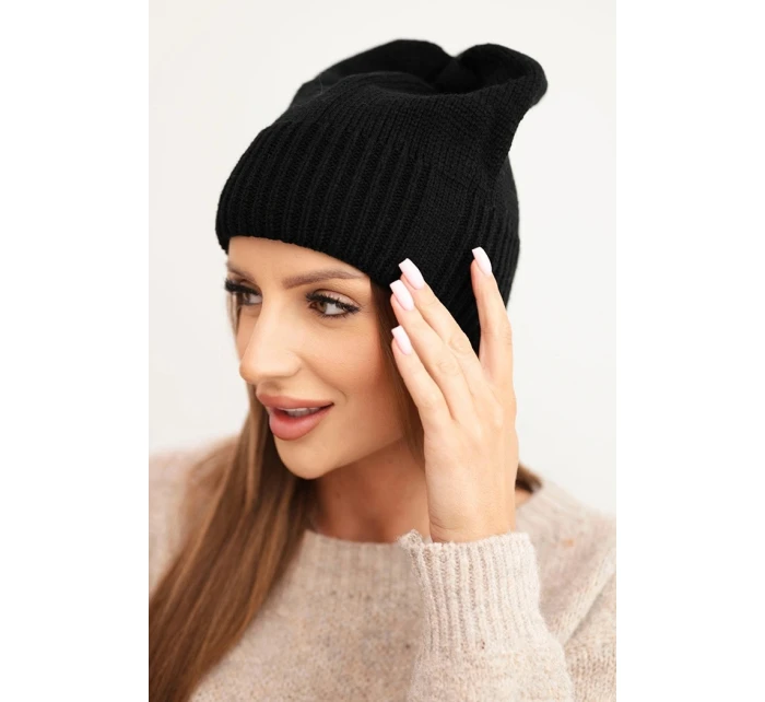 Dámská zimní čepice z vlny s klasickým žebrovaným vzorem K444 černá Dámská zimní čepice z vlny s klasickým žebrovaným vzorem K444 černá