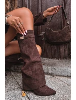 Dámské zateplené kozačky na sloupkovém podpatku s vyhrnutou holení Evyra – čokoládové, eko semiš Dámské zateplené kozačky na sloupkovém podpatku s vyhrnutou holení Evyra – čokoládové, eko semiš