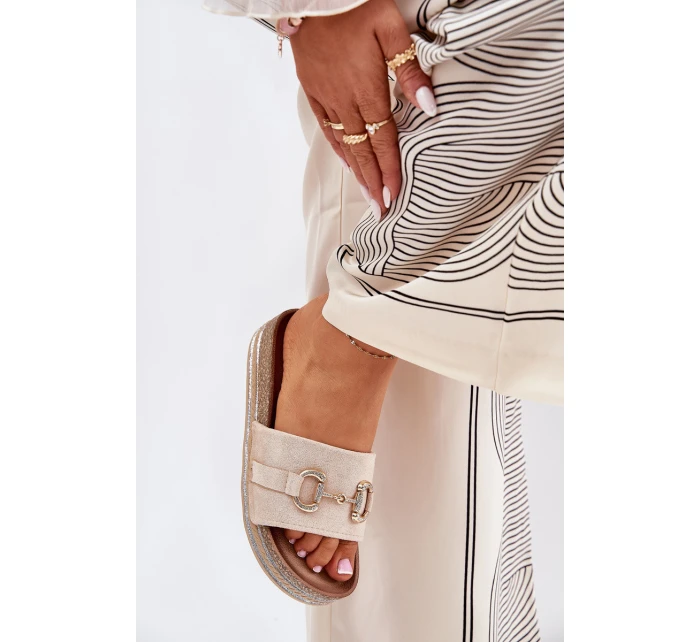 Dámské Klapky Na Platformě Se Zlatou Dekorací A Béžové model 21689922 - Boto Dámské Klapky Na Platformě Se Zlatou Dekorací A Béžové model 21689922 - Boto