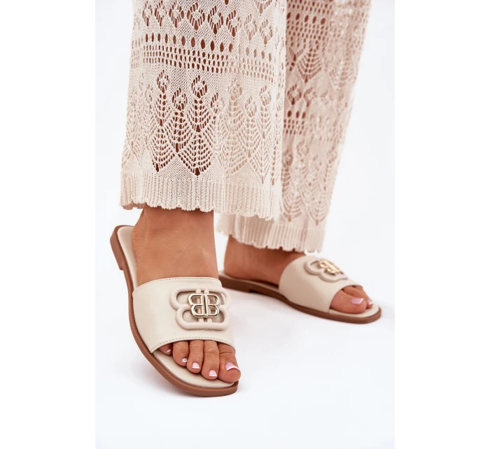 Plné dámské sandály s ozdobným detailem béžové model 21699578 - Boto Plné dámské sandály s ozdobným detailem béžové model 21699578 - Boto