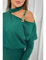Šaty se zdobením na ramenou tmavě zelené