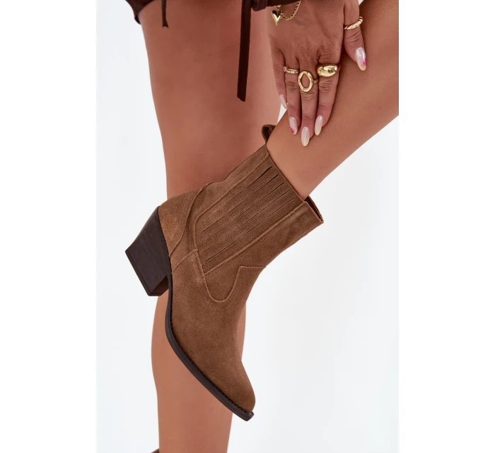 Dámské zateplené kotníkové boty kovbojky na podpatku Dylira – camel, zamsz Dámské zateplené kotníkové boty kovbojky na podpatku Dylira – camel, zamsz