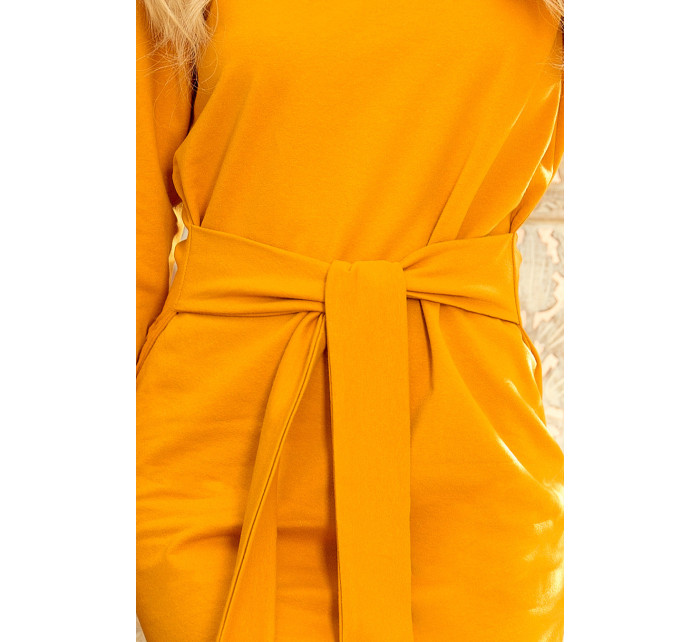 Dámské šaty v hořčicové barvě se širokým páskem pro zavazování 209-8