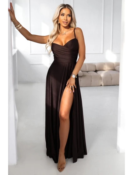 646-1 Dlouhé společenské šaty bez ramínek s rozparkem na nohou - čokoládově hnědé