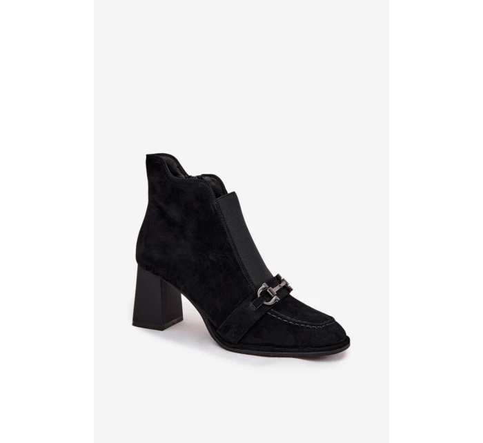 Dámské kotníkové boty z pravé semišové kůže na podpatku model 21714179 Černé - Artiker Dámské kotníkové boty z pravé semišové kůže na podpatku model 21714179 Černé - Artiker