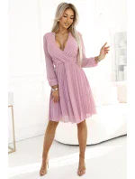 ISABELLE plisované šaty s dlouhými rukávy a výstřihem pudrově růžové model 20945620 - numoco ISABELLE plisované šaty s dlouhými rukávy a výstřihem pudrově růžové model 20945620 - numoco