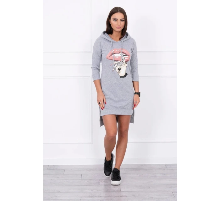 Šaty s delšími zády a barevným potiskem šedé barvy