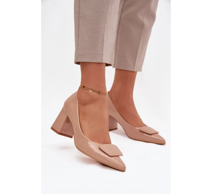 Lakované lodičky na sloupku s ozdobou Nude Isoline