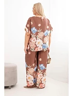 Dámský komplet Plus Size s halenkou a kalhotami s květinovým vzorem a širokou nohavicí hnědý