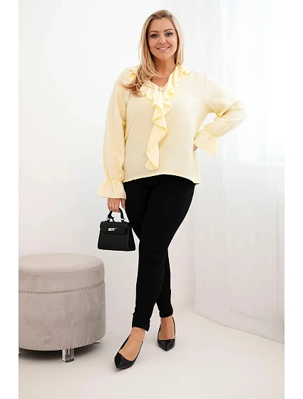 Dámská viskózová blůza Plus Size s volánem a ozdobnou broží žlutá Dámská viskózová blůza Plus Size s volánem a ozdobnou broží žlutá