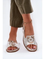 Elegantní sandály s ozdobou na plochém podpatku model 21698192 stříbrné - S.Barski Elegantní sandály s ozdobou na plochém podpatku model 21698192 stříbrné - S.Barski