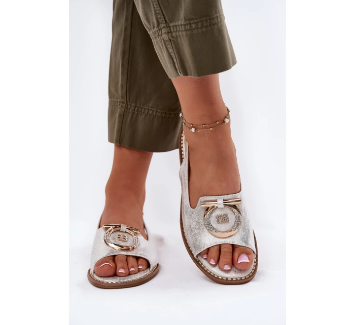 Elegantní sandály s ozdobou na plochém podpatku model 21698192 stříbrné - S.Barski Elegantní sandály s ozdobou na plochém podpatku model 21698192 stříbrné - S.Barski