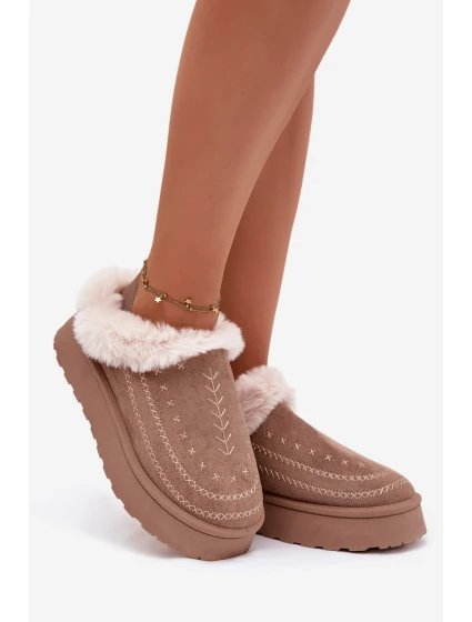 Dámské sněhule na platformě s kožíškem a dekorativním prošíváním – tmavě béžové Arelina Dámské sněhule na platformě s kožíškem a dekorativním prošíváním – tmavě béžové Arelina