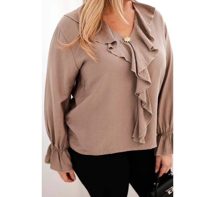 Dámská viskózová blůza Plus Size s volánem a ozdobnou broží fango Dámská viskózová blůza Plus Size s volánem a ozdobnou broží fango