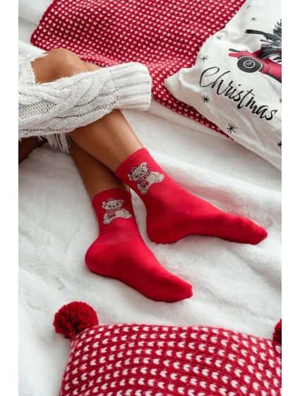 Dámské vánoční ponožky s medvídkem v čepici Santa – červené Dámské vánoční ponožky s medvídkem v čepici Santa – červené