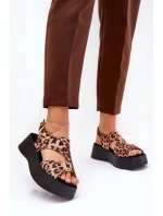 Dámské sandály s leopardím vzorem na platformě z eko semiše hnědé model 21688144 - Boto