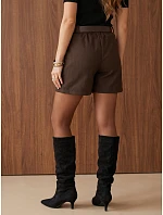 Elegantní dámské kraťasy s kostkovaným vzorem a páskem v čokoládové barvě FashionStreet SY0613 Elegantní dámské kraťasy s kostkovaným vzorem a páskem v čokoládové barvě FashionStreet SY0613