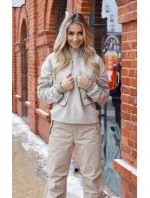 Krátká béžová dámská bunda typu bomber model 18117131 - Ann Gissy Krátká béžová dámská bunda typu bomber model 18117131 - Ann Gissy