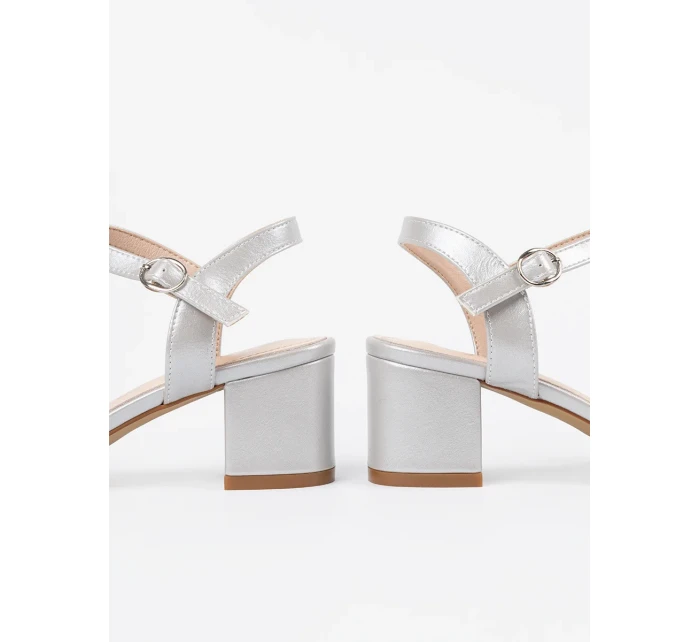 Pohodlné stříbrné  sandály dámské na širokém podpatku