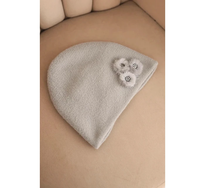 Dámská čepice s ozdobnými model 21470141 květy elegantní světlá šedá - K-Fashion
