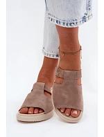 Semišové dámské pantofle na platformě se zlatou přezkou tmavě béžové Zemela