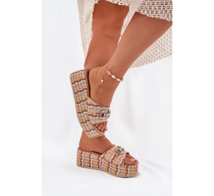 Dámské Sandały Na Klínu S Pletením A Ozdobou Multikolor Isolene Dámské Sandały Na Klínu S Pletením A Ozdobou Multikolor Isolene