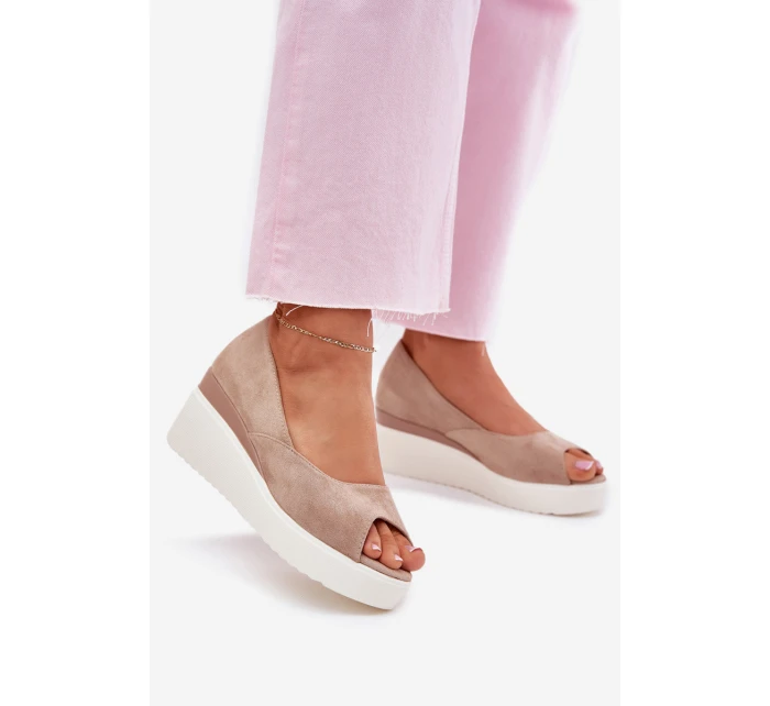 Dámské sandály na klínu z eko semiše béžové model 21702475 - Boto