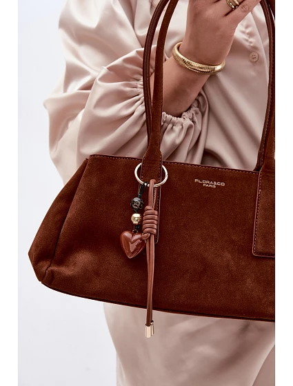 Eko semišová kabelka s přívěskem Camel model 22111614 - Flora&Co Eko semišová kabelka s přívěskem Camel model 22111614 - Flora&Co
