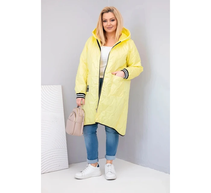 Dámská bunda Plus Size prošívaná s kapucí a model 21911640 manžetami žlutá - K-Fashion
