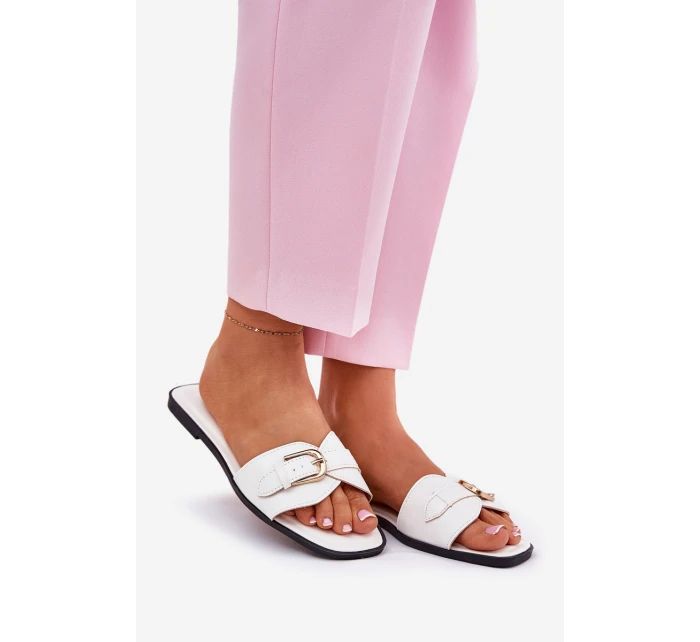 Ploché Dámské Pantofle Se Zlatou Přezkou Bílé model 21689698 - Boto Ploché Dámské Pantofle Se Zlatou Přezkou Bílé model 21689698 - Boto