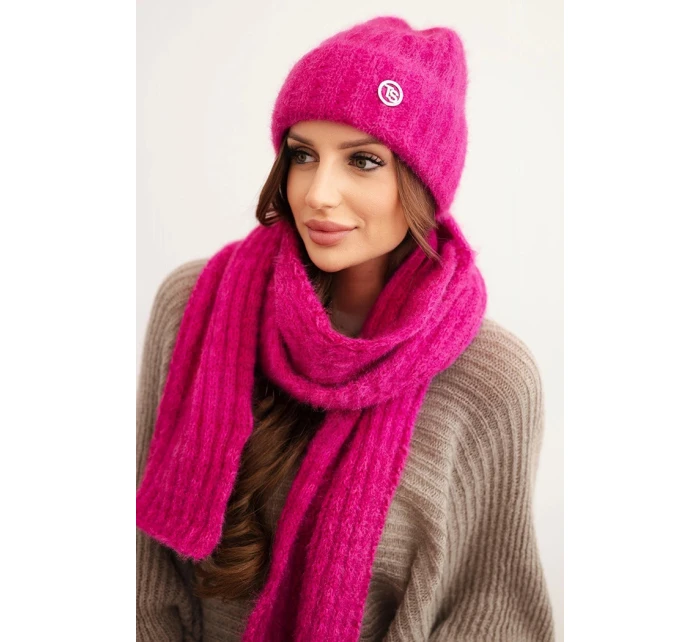 Dámská souprava čepice a dlouhý šál z měkké příze fuchsie Dámská souprava čepice a dlouhý šál z měkké příze fuchsie