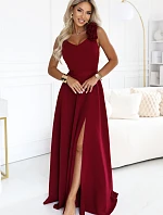 643-9 Elegantní večerní maxi šaty s rozparkem a růžemi – vínové
