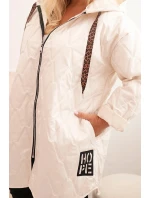 Dámská bunda Plus Size prošívaná s kapucí a nápisem model 21229239 světlé béžové - K-Fashion Dámská bunda Plus Size prošívaná s kapucí a nápisem model 21229239 světlé béžové - K-Fashion